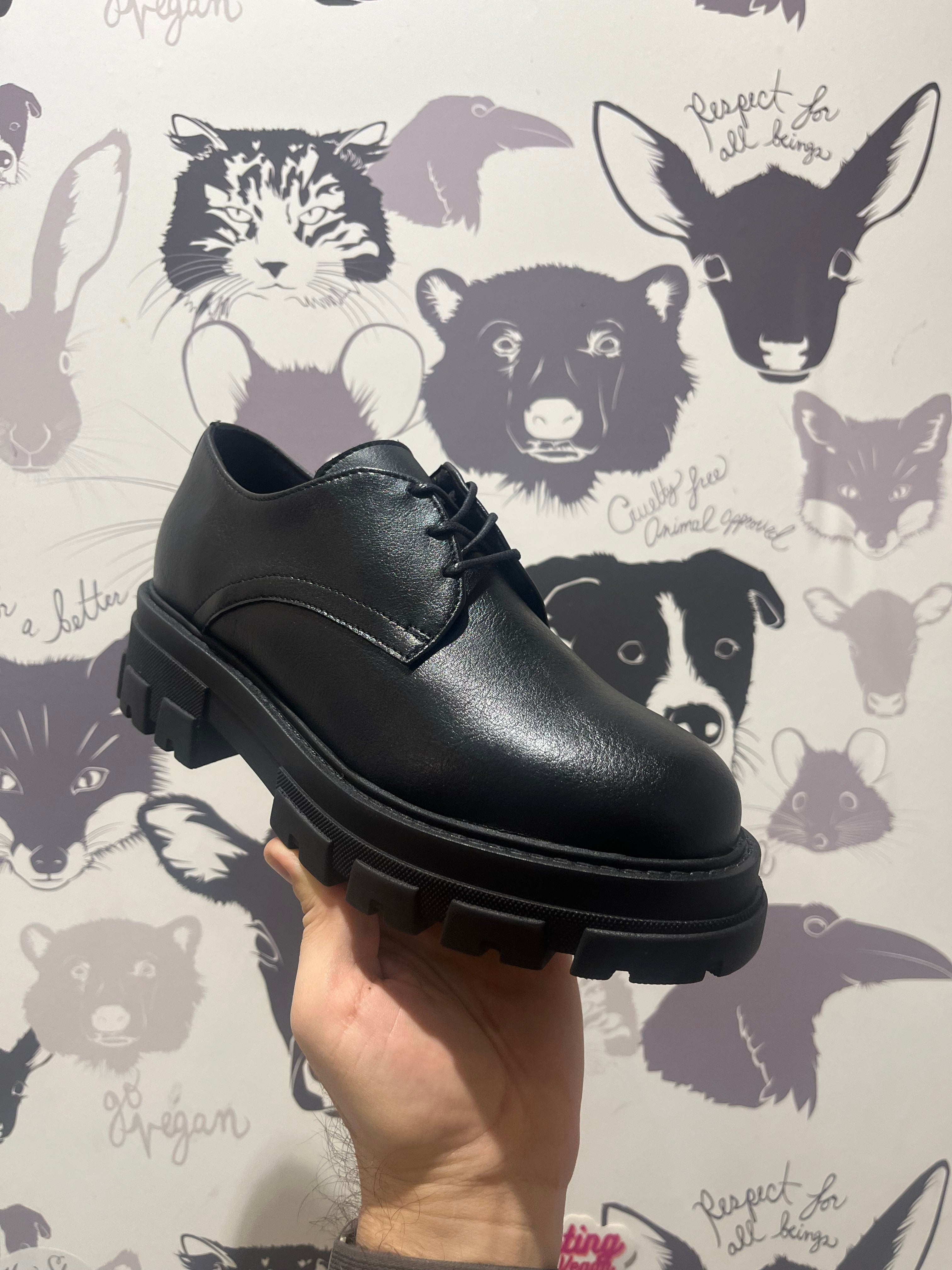 Leila Oxford in Black from Novacas